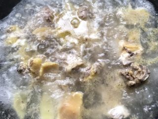 竹荪冬菇鸡汤,煮开后沸腾4-5分钟，这样才有效把血水去除起去腥的作用。