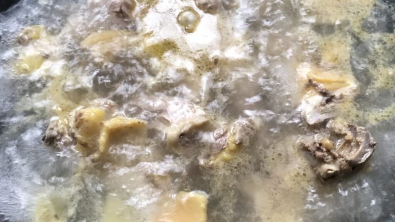竹荪冬菇鸡汤,煮开后沸腾4-5分钟，这样才有效把血水去除起去腥的作用。