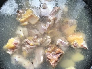 竹荪冬菇鸡汤,倒入鸡肉。