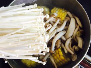 低脂菌菇汤,放入金针菇