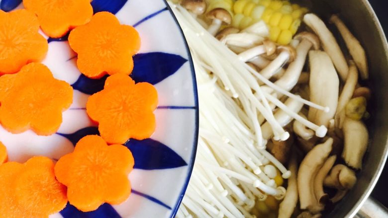 低脂菌菇汤,放入胡萝卜