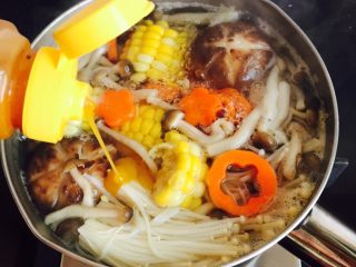 低脂菌菇汤,加一勺鲜鸡汁搅拌均匀