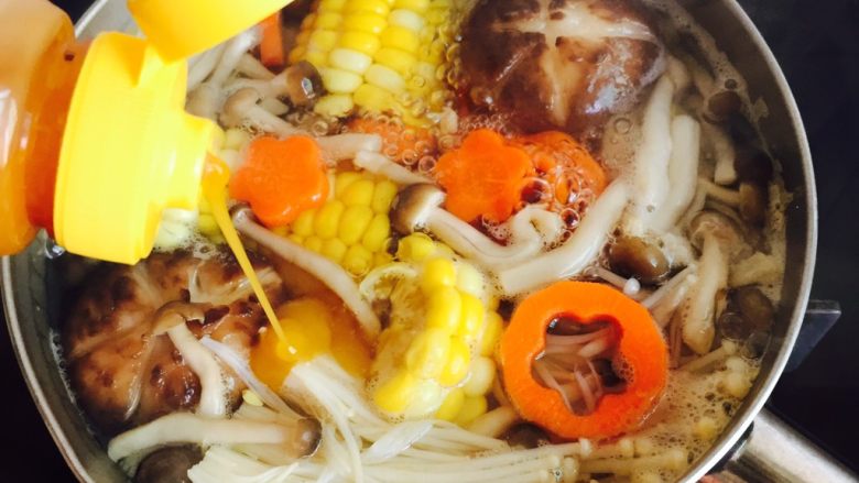 低脂菌菇汤,加一勺鲜鸡汁搅拌均匀