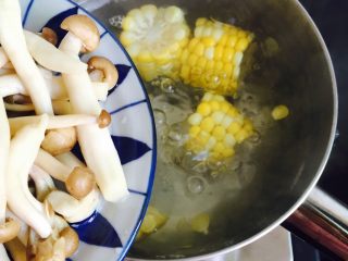 低脂菌菇汤,放入蟹味菇