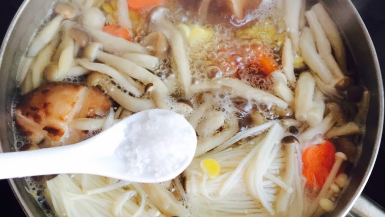 低脂菌菇汤,加入1小茶匙盐