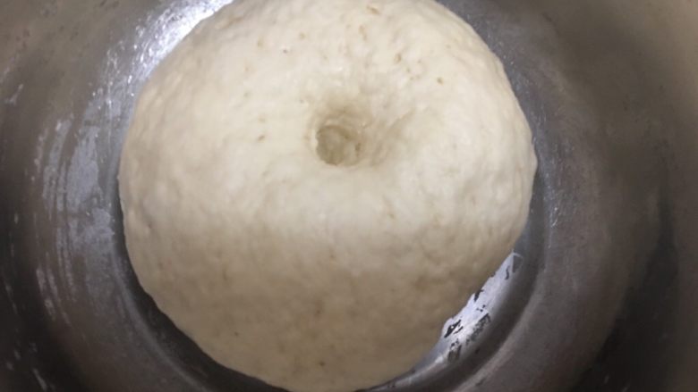 香菇馒头,放置温暖的地方发酵至2倍大，若时间紧张可以省去发酵这一步，包保鲜膜静置醒发20分钟