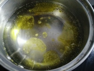酸汤剪刀面,取锅烧适量水开后放入食用油和盐