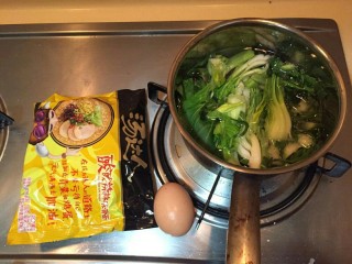 打开泡面de正确方式,泡面一包几颗小青菜，一个鸡蛋。锅中放点水，把洗好的小青菜放入锅中，放几滴油。