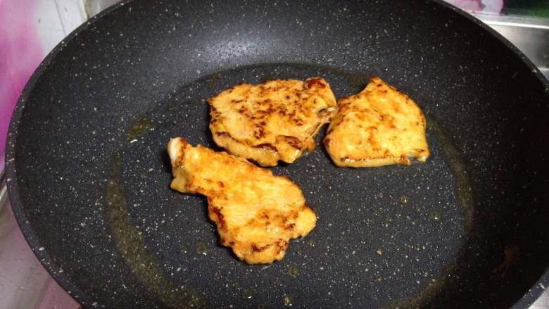 泡菜鸡肉汉堡包,
不粘锅加少许油烧热，放入鸡肉煎至两面金黄成熟