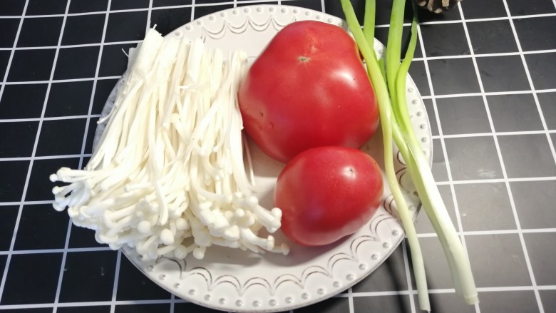 西红柿炖金针菇,准备材料