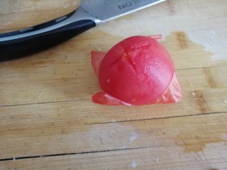 西红柿炖金针菇,西红柿切十字刀，然后用热水烫一下，剥皮