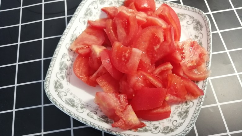 西红柿炖金针菇,剥了皮的西红柿切小块