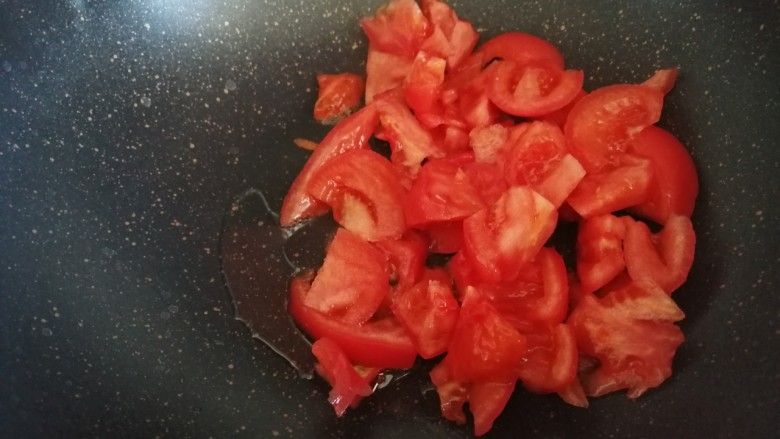 西红柿炖金针菇,热锅冷油放入番茄翻炒。