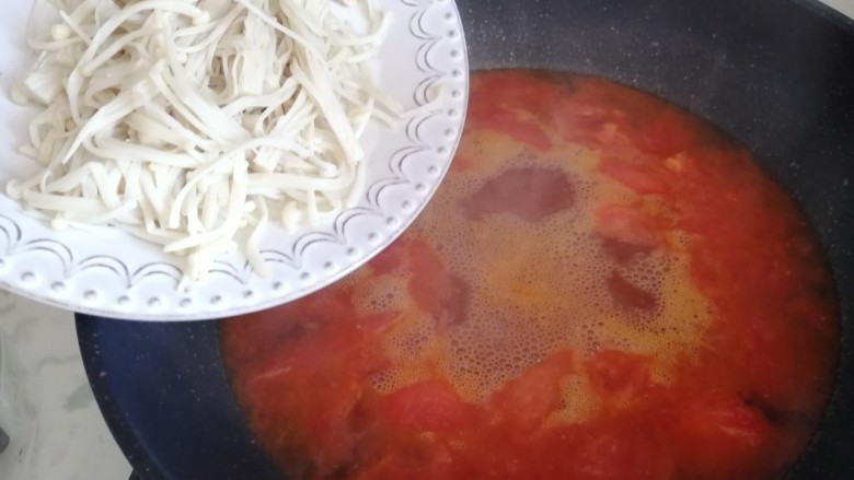 西红柿炖金针菇,待水烧开放入金针菇
