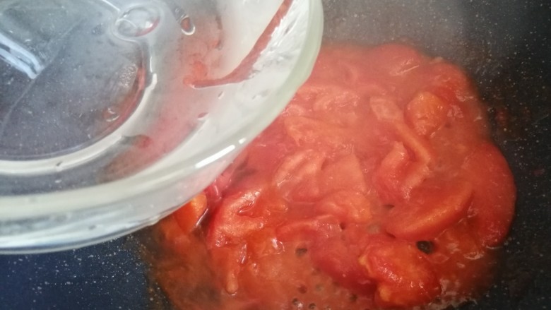 西红柿炖金针菇,翻炒至出汤汁，加入适量水