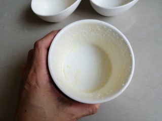 香草舒芙蕾,用配方外的黄油抹一下烤碗的内壁，再把配方外的砂糖倒入，使黄油粘上糖，多余的糖倒出来