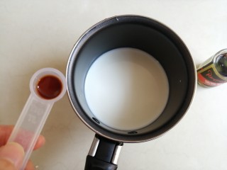 香草舒芙蕾,牛奶，12克糖和香草精倒入奶锅里，用小火把牛奶加热至刚冒小泡
