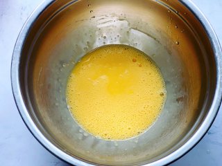 菠菜鸡蛋饼,再加入少许胡椒粉和少许盐，搅拌均匀。