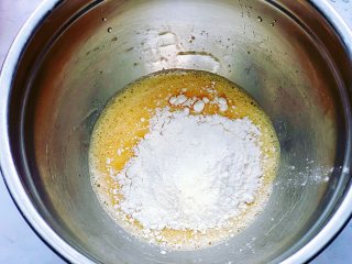 菠菜鸡蛋饼,接着加入面粉。