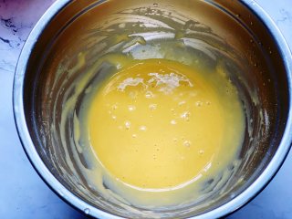 菠菜鸡蛋饼,用手动打蛋器搅打均匀，面糊没有颗粒状即可。