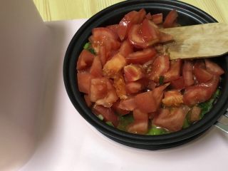 番茄豆腐菌菇汤,倒入番茄丁煸炒出汤汁。