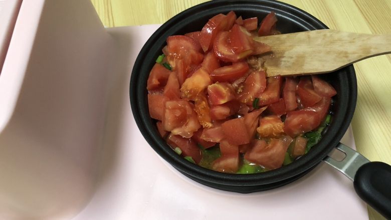 番茄豆腐菌菇汤,倒入番茄丁煸炒出汤汁。