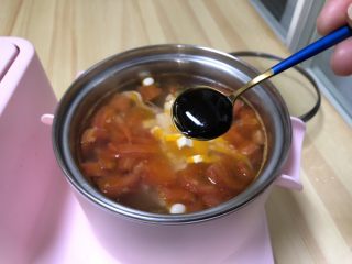 番茄豆腐菌菇汤,加入蚝油提味。
