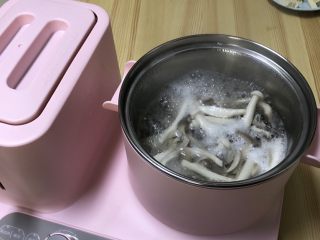 番茄豆腐菌菇汤,东菱早餐机炖锅加水焯水一下菌菇三分钟左右捞出。