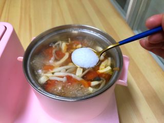 番茄豆腐菌菇汤,加入盐调味。