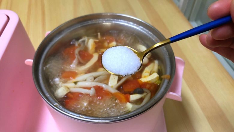 番茄豆腐菌菇汤,加入盐调味。