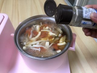 番茄豆腐菌菇汤,出锅前撒少许胡椒粉。