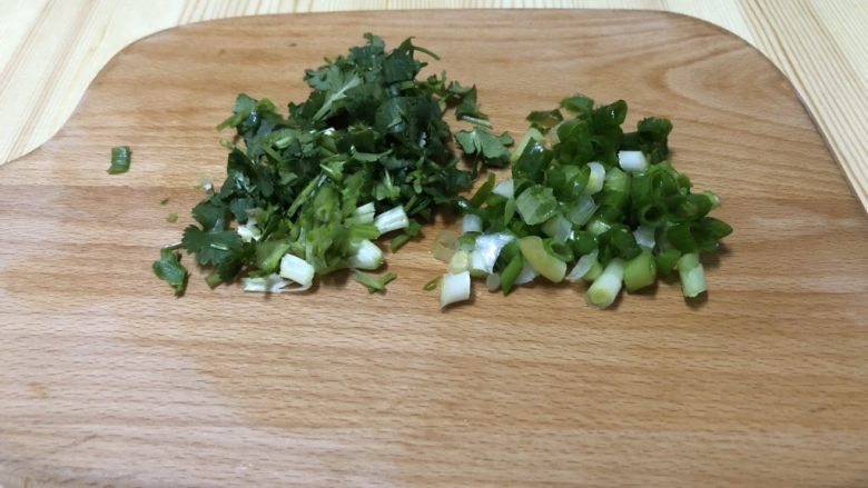 番茄豆腐菌菇汤,葱和香菜切成末备用。