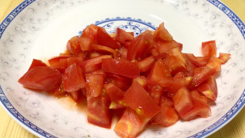 番茄豆腐菌菇汤,番茄切成番茄丁。