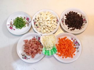改良版 西湖牛肉羹,把牛肉，圆葱，胡萝卜，木耳，豆腐切成小丁，把香菜叶子摘掉，香菜梗切成末