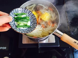 低脂菌菇汤,最后放入葱段