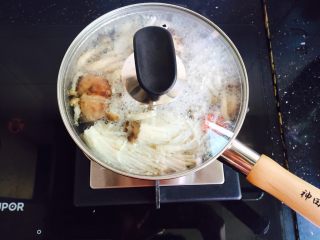 低脂菌菇汤,盖上锅盖中火煮三至五分钟