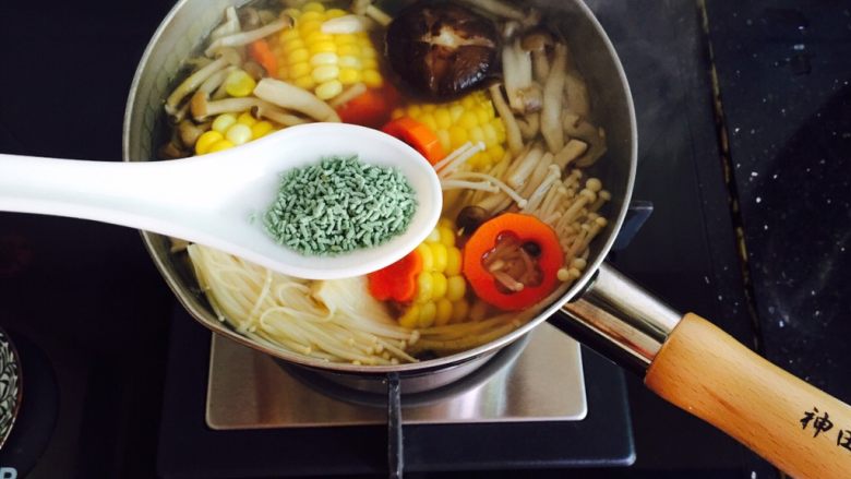 低脂菌菇汤,加1勺蔬之鲜搅拌均匀