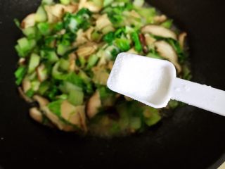香菇腐皮黄白菜,加一小勺细盐