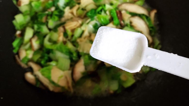 香菇腐皮黄白菜,加一小勺细盐