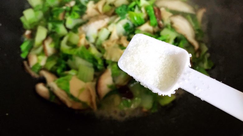 香菇腐皮黄白菜,加一小勺细砂糖带出鲜味，翻炒均匀即可