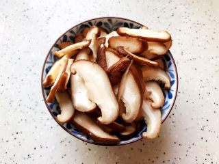 香菇腐皮黄白菜,鲜香菇去蒂洗净之后切成薄片