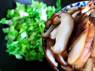 香菇腐皮黄白菜,下鲜香菇