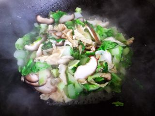 香菇腐皮黄白菜,翻炒均匀