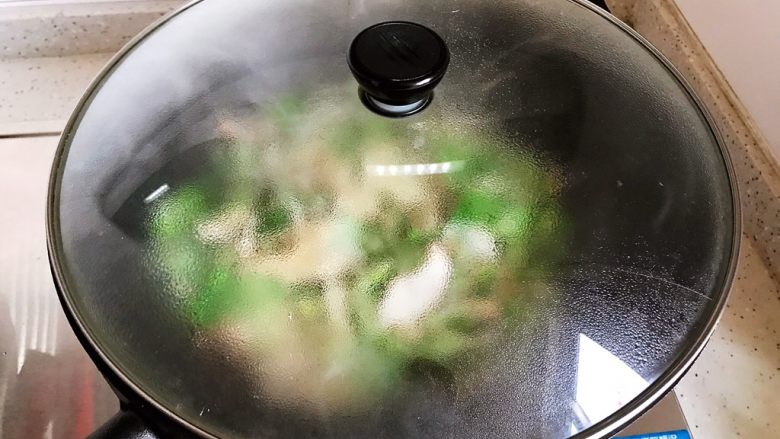 香菇腐皮黄白菜,盖上锅盖，转小火焖煮2分钟
