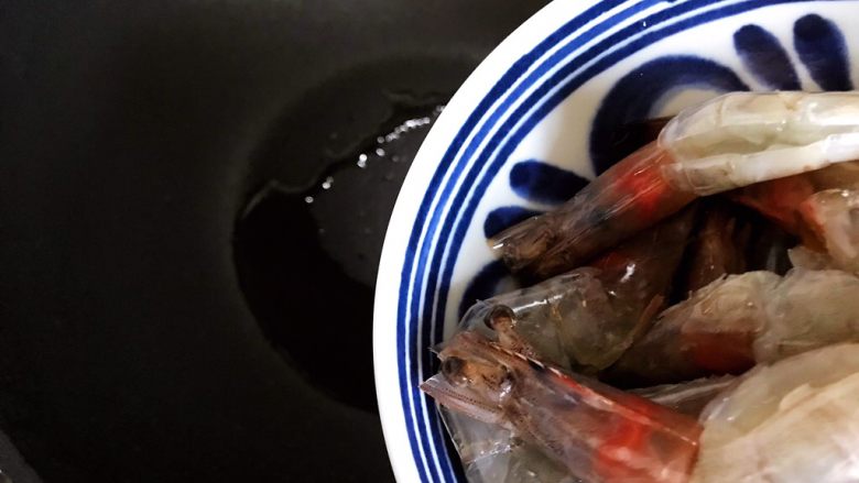 西红柿茄汁仙贝大海虾,待锅内油七分热时下海虾