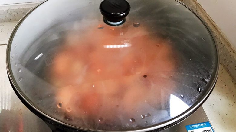 西红柿茄汁仙贝大海虾,盖上锅盖，转中小火焖煮2分钟