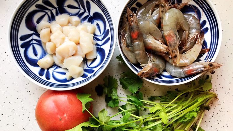 西红柿茄汁仙贝大海虾,首先我们准备好所有食材