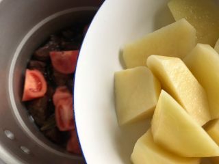 西红柿土豆炖牛腩（高压锅版）,加入土豆