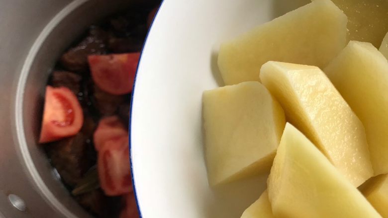 西红柿土豆炖牛腩（高压锅版）,加入土豆