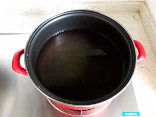 西红柿土豆炖牛腩（高压锅版）,锅内煮适量清水